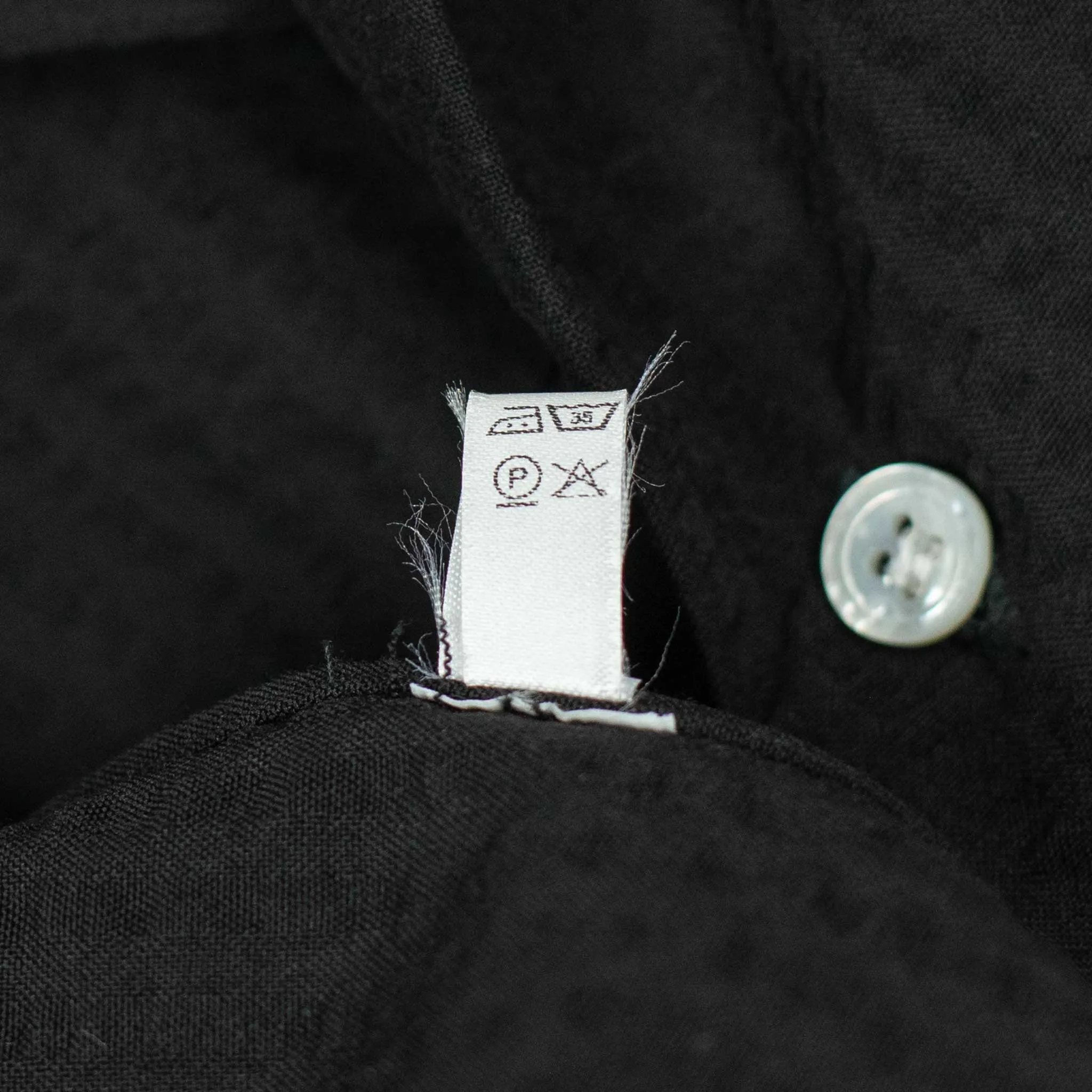 Resort camp shirt in black tropical wool seersucker