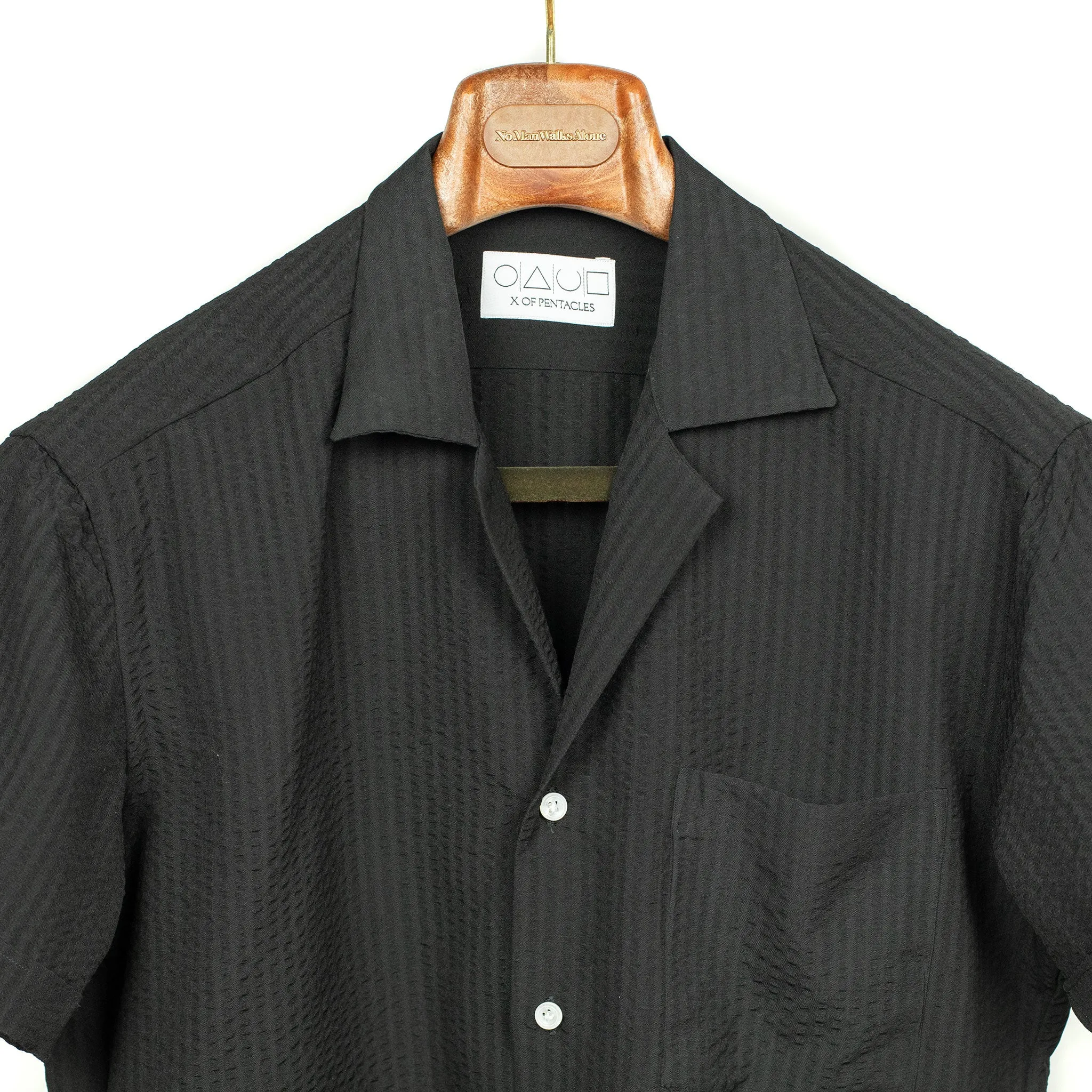 Resort camp shirt in black tropical wool seersucker