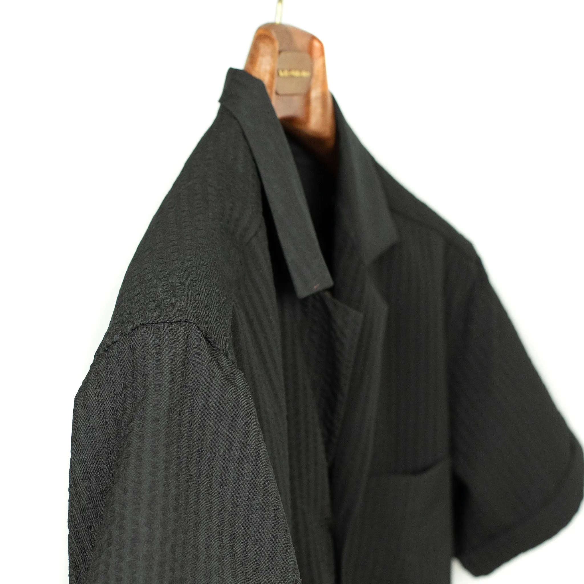 Resort camp shirt in black tropical wool seersucker